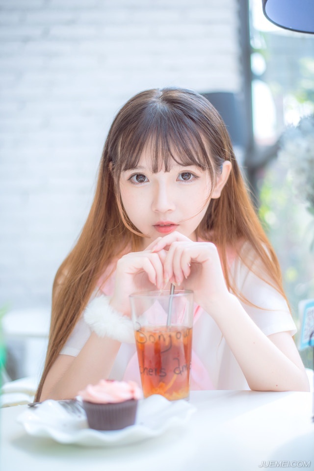 “可惜，张任不肯降，否则若能有此人相助，必能事半功倍。”成都刺史府中，庞统召集众将商议布防之事，魏延倒是有些感叹道，之前他曾与张任在葭萌关交锋，此人用兵不在魏延之下，尤其是依托蜀中地形，甚至可以压魏延一头，让魏延十分头疼，这次若非庞统、法正用计，策反了阆中大营众将，就算成都乱成一团糟，只要张任坐镇阆中，魏延都没有十足的把握能够短时间内攻破阆中。